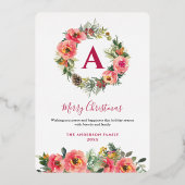 Red Monogram Pink Botanical Wreath Christmas Card Folie Feestdagenkaart (Voorkant)