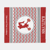 Red Monogrammed Chevron Stripes Pom of Cheer Fleece Deken (Voorkant (Horizontaal))