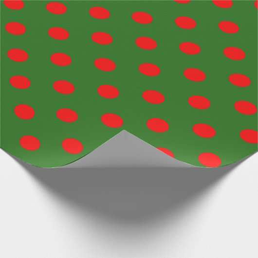 Red On Green Polka Dots Pattern Design  Cadeaupapier (Hoek)