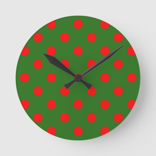 Red On Green Polka Dots Pattern Design  Ronde Klok (Voorkant)