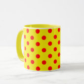 Red On Yellow Polka Dots Pattern Design  Mok (Voorkant links)