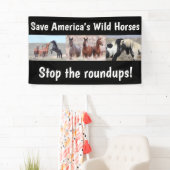 Red onze wilde paarden met 3 x 5 banner (Insitu)