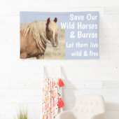 Red onze wilde paarden met 3 x 5 banner (Insitu)