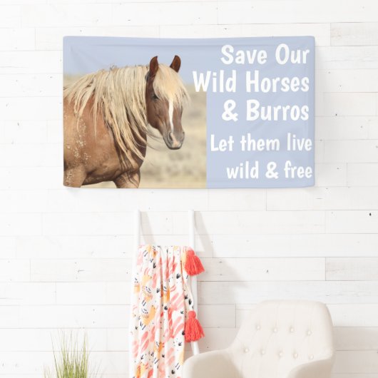 Red onze wilde paarden met 3 x 5 banner (Insitu)