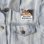 Red onze wilde paarden vierkante button 5,1 cm (In situ)