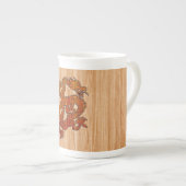 Red Oriental Dragon op Bamboo-stijl Porselein Kop (Voorkant rechts)
