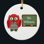 Red Owl Black Chevron leraar op het bord Keramisch Ornament<br><div class="desc">Een versiering voor leraren met een afbeelding van een rode uil die op het bord staat.  Owl heeft een zwarte chevron buik.  Personaliseer met jouw naam op karton.</div>