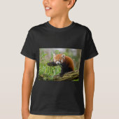 Red Panda Eating Green Leaf T-shirt (Voorkant)