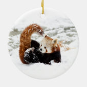 Red Panda speelt in Sneeuwkeramisch sieraad Keramisch Ornament (Achterkant)