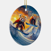 Red Pandas Snowboarden ontwerp van Rich AMeN Gill Keramisch Ornament (Rechts)