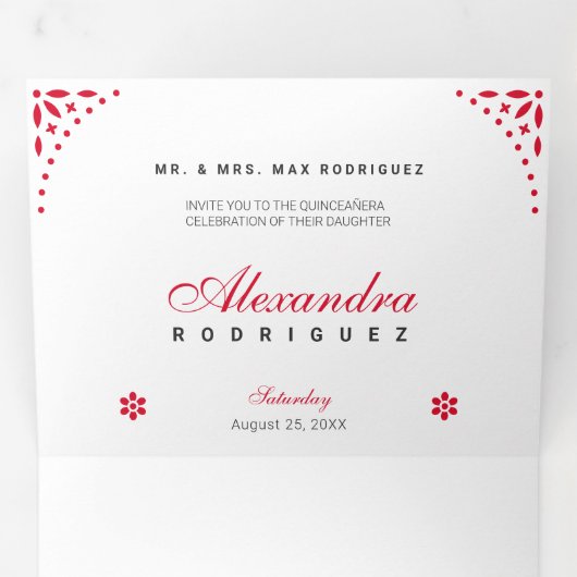 Red Papel Picado Mis Quince Años Drieluik Uitnodiging (Binnenzijde eerst)