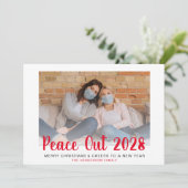 Red Peace Out-kerstfoto's nieuwjaar Feestdagenkaart (Staand voorkant)