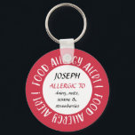 Red Personalised Food Allergy Alert Gepersonalisee Sleutelhanger<br><div class="desc">Red Personalized Food Allergy Alert Gepersonaliseerd Alarm Sleutelhanger. Food Allergy Alert, wit op de rode cirkel aan de rand van het Sleutelhanger. Geef tekst uit om de naam en allergenen van het kind toe te voegen. Maak een lijst van allergenen of schrijf dat het kind epinefrine draagt. Bevestig aan kinder...</div>