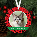 Red Pet Paw Drukt Aangepaste kattennaam Foto Ornament<br><div class="desc">Deze feestelijke feestdag kan worden gepersonaliseerd met een schattige foto van je huisdier (of hond) en hun voornaam. Omvat een rode achtergrondkleur met een groen monogram en een zwart poepdrukpatroon. Maakt een uniek kerstcadeau voor kattenliefhebbers of om het eerste kerstfeest van het kat te vieren!</div>