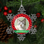 Red Pet Paw Drukt Aangepaste kattennaam Foto Tin Sneeuwvlok Ornament<br><div class="desc">Deze feestelijke feestdag kan worden gepersonaliseerd met een schattige foto van je huisdier (of hond) en hun voornaam. Omvat een rode achtergrondkleur met een groen monogram en een zwart poepdrukpatroon. Maakt een uniek kerstcadeau voor kattenliefhebbers of om het eerste kerstfeest van het kat te vieren!</div>