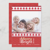 Red Pine Tree Merry en Bright Family Photo Card Feestdagenkaart (Voorkant / Achterkant)
