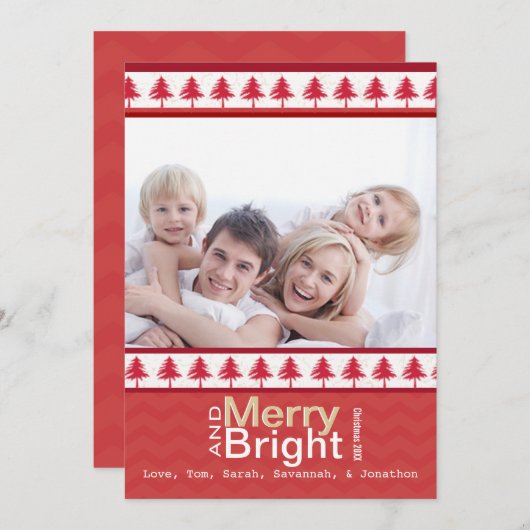 Red Pine Tree Merry en Bright Family Photo Card Feestdagenkaart (Voorkant / Achterkant)