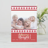 Red Pine Tree Merry en Bright Family Photo Card Feestdagenkaart (Staand voorkant)
