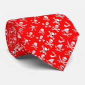 RED PIRATE BANNERS SKULL, CROSSED BOTTEN, SWOREN STROPDAS (Opgerold)