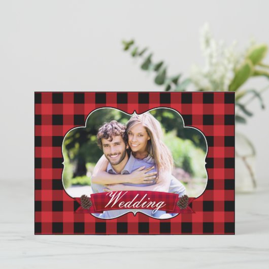 Red Plaid Rustic Christmas Wedding Uitnodigingen (Staand voorkant)