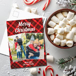 Red Plaid Tartan Merry Christmas 2 Familiefoto Feestdagenkaart<br><div class="desc">Een klassiek rood geplakt tartaanpatroon achter uw 2-vakantie verticale familiefotocollage voor een feestelijk,  traditioneel vrolijk briefkaart. Eenvoudige en mooie kerst briefkaarten die twee foto's bevatten.</div>