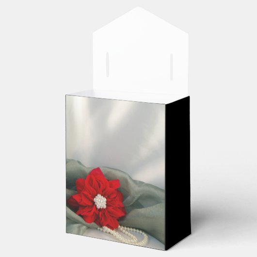 Red Poinsettia en parels op het groene winterhuwel Bedankdoosjes (Geopend)