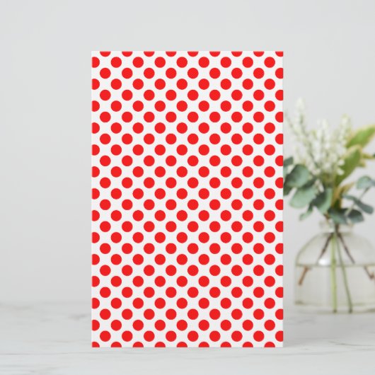 Red Polka Dot Pattern Briefpapier (Staand voorkant)