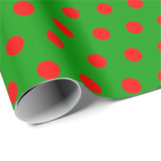 Red Polka Dots on Green Background kerstcadeau Cadeaupapier (Rol Hoek)