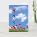 Red Poppy Birthday voor Friend Kaart<br><div class="desc">Rode papaverbloem in groen gras met blauwe achtergrond voor de verjaardag van een vriend</div>