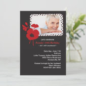 Red Poppy over zwarte fotouitnodiging Kaart (Staand voorkant)