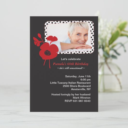 Red Poppy over zwarte fotouitnodiging Kaart (Staand voorkant)