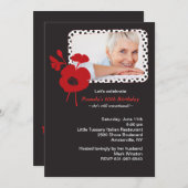 Red Poppy over zwarte fotouitnodiging Kaart (Voorkant / Achterkant)