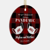 Red Pset gehuwd in Pandemische Eerste Kerstmis Keramisch Ornament (Rechts)