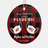 Red Pset gehuwd in Pandemische Eerste Kerstmis Keramisch Ornament (Links)