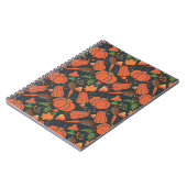 Red pumpkin seamless pattern and carrots notitieboek (Linkerzijde)