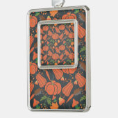 Red pumpkin seamless pattern and carrots verzilverd omlijst ornament (Links)