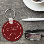 Red Real Estate Company Personalized Realtor Sleutelhanger<br><div class="desc">Deze moderne koninklijke sleutelhanger wordt gemaakt met uw naam van het realiteitbedrijf onder de agentennaam in chemische typografie. Deze minimalistische rode en witte sleutelketting kenmerkt een eenvoudige lijntekening van een huis. Een hedendaags cadeau voor een agent die werkt om je te helpen een huis te kopen.</div>