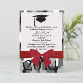 Red Ribbon en Grey Camo Afstuderen Uitnodiging (Staand voorkant)