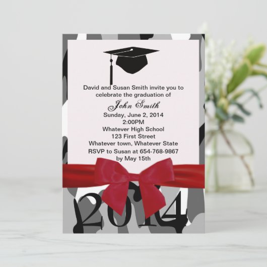 Red Ribbon en Grey Camo Afstuderen Uitnodiging (Staand voorkant)