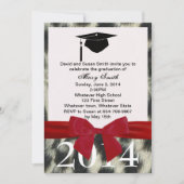 Red Ribbon en Snow Leopard Afstuderen Invitation Kaart (Voorkant)