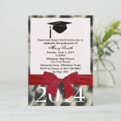 Red Ribbon en Snow Leopard Afstuderen Invitation Kaart (Staand voorkant)