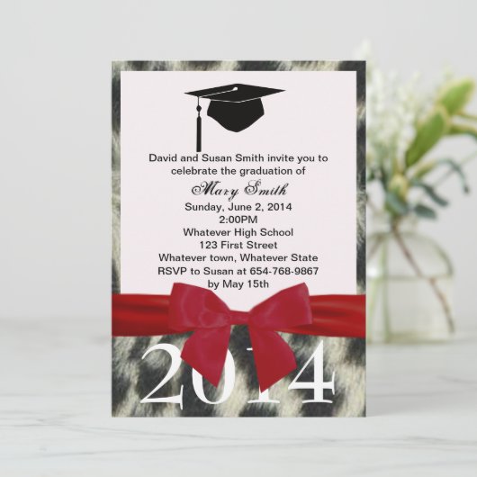Red Ribbon en Snow Leopard Afstuderen Invitation Kaart (Staand voorkant)
