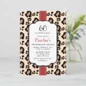 Red Ribbon Leopard Print 60th Birthday Invitations Kaart (Staand voorkant)