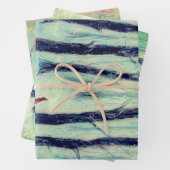 Red Riding Hood-achtige figuur in een winterbos Wr Inpakpapier Vel (In situ)