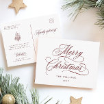 Red Romantic Merry Christmas Script Holiday Briefkaart<br><div class="desc">Dit eenvoudige kerst briefkaart is voorzien van elegante en romantische swirly kalligrafie belettering met een winter hulst bessen boeket en aangepaste tekst op de achterkant. Voor meer geavanceerde aanpassing van dit ontwerp,  klikt u op de BLUE DESIGN TOOL BUTTON hierboven!</div>