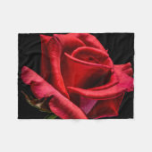 Red Rose against Black Background Fleece Deken (Voorkant (Horizontaal))