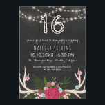 Red Rose Antlers - Rustic Sweet Sixteen Kaart<br><div class="desc">Een roestzoete uitnodiging van 16 partijen met handgemaakte hertengeweien die versierd zijn met bloemen,  zoals rozen,  klavers,  babyadem en groen,  zoals fern en andere bladeren. Tussen de florale antlers en de rijen van het schijnen van koordlichten,  kunt u de uitnodigingstekst aanpassen,  die in  chalkboard aanpassende doopvonten wordt geschreven.</div>