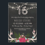 Red Rose Antlers - Rustic Sweet Sixteen Kaart<br><div class="desc">Een roestzoete uitnodiging van 16 partijen met handgemaakte hertengeweien die versierd zijn met bloemen,  zoals rozen,  klavers,  babyadem en groen,  zoals fern en andere bladeren. Tussen de florale antlers en de rijen van het schijnen van koordlichten,  kunt u de uitnodigingstekst aanpassen,  die in  chalkboard aanpassende doopvonten wordt geschreven.</div>