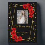 Red Rose Black en Gold Quinceañera Fotoplaat<br><div class="desc">Goud en zwart Quinceañera met levendige traditionele rode rozen en klassieke scripttypografie. Het malplaatje van de foto via Pixabay vergunning gegeven onder CC0 en moet met uw eigen foto worden vervangen</div>