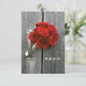Red Rose Boeket & Schuur Hout Bruiloft RSVP Kaartje (Staand voorkant)